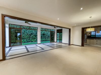 Casa Moderna 5 dor + 5 baños con jardín, Santa Ana
