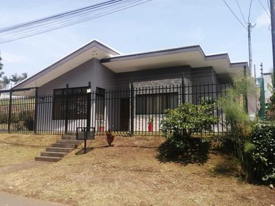  Casa moderna en Naranjo – totalmente amueblada y lista para habitar