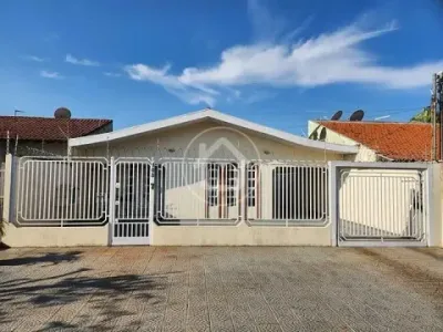 CASA MUITO BEM CONSTRUÍDA