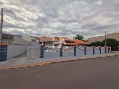 Casa residencial à venda com 149 m² de área útil e 3 dormitórios no bairro Czerniewicz.