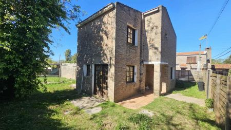 Casa sólida en dos plantas ubicada en Lagomar Norte, a dos cuadras de Giannattasio, 3 dormitorios, 1 baño, lindo terreno, 252 m2, estufa a leña y parrillero.
