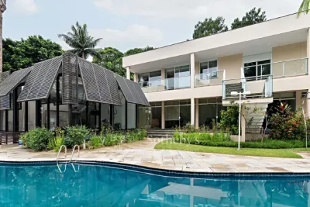 Casa térrea, espaçosa e iluminada, com vista privilegiada, repleta de lazer e vegetação