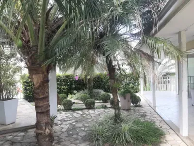 Casa Triplex, no Residencial Girassol. Com 5 Quartos (sendo 03 suítes = 01 master) - Campo Grande.