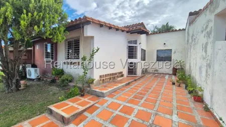 César Bullones Vende Casa En Sector La Mendera, Cabudare, Lara 26-1281