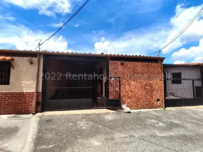 César Bullones Vende Cómoda Casa En Urb. Almarriera, Cabudare, Lara 24-18639