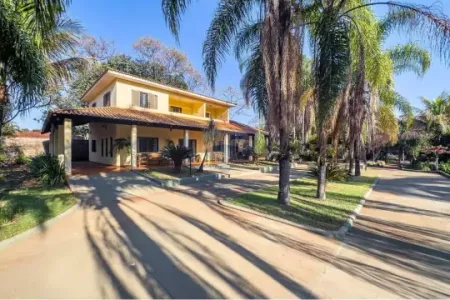 Chácara à venda, com 545m² de área construída, em um terreno de 5.000m², 04 quartos sendo uma suíte,