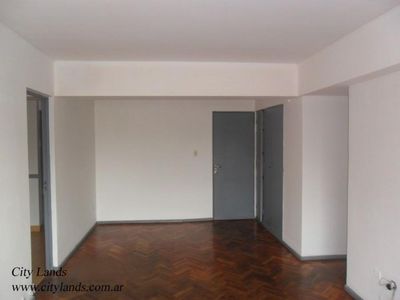 CITY LANDS INMOBILIARIA ALQUILA Departamento de 3 dormitorios, con cochera, en la Ciudad de Mendoza