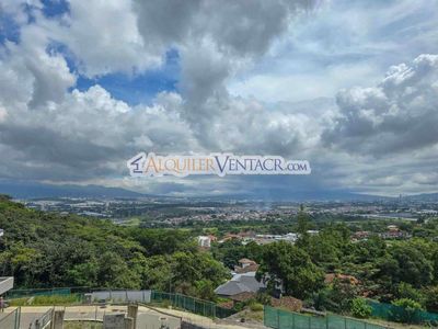  CONDO DE 305 M2 CON 546 M2 DE LOTE EN GUACHIPELIN ESCAZU
