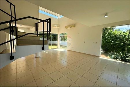 Condominio ALTERRA - Amplia Residencia en esquina Foto 4 de 10