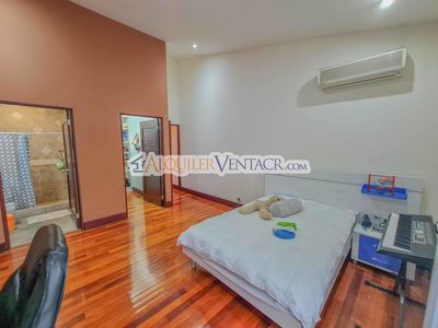 CONDOMINIO DE 311 M2 EN TREJOS MONTEALEGRE X AVENIDA ESCAZU