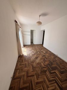 Departamento 2 amb. – Luminoso – Por escalera