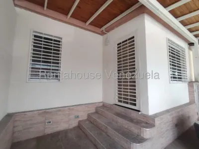 Diana Blanco Vende Bella Casa En Cabudare De 108 Mts2 Con 3 Habitaciones, 2 Baños, Vigilancia Privada, Parque Infantil, Tanque Subterráneo, 2 Puestos De Estacionamiento. #26-3112