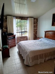 Dos plantas, tres habitaciones, dos baños, garaje, terraza externa