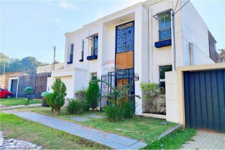 DÚPLEX ESTILO TOSCANO DE 3 DORM, ZONA DEL YACHT Y GOLF CLUB, LAMBARÉ