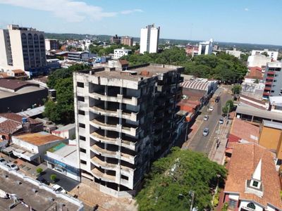 Edificio a terminar en Venta en pleno centro de Encarnacion