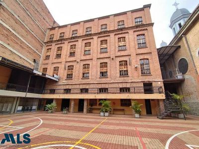 Edificio de 5 niveles a la venta en el centro de Medellín