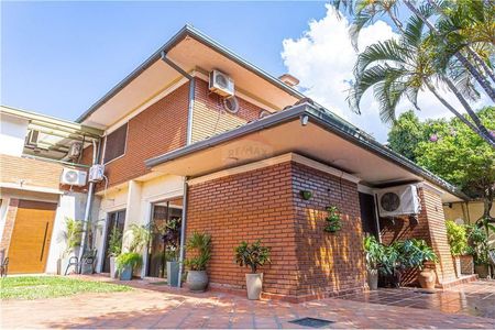 ELEGANTE RESIDENCIA EN BARRIO JARA