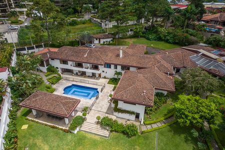 Elegante y amplia casa de lujo a la venta en Escazú