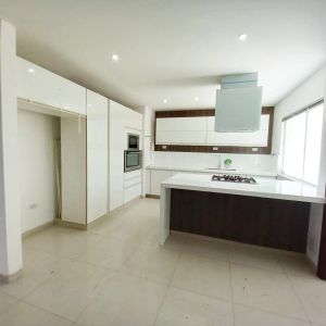 ¡EN ALQUILER AMPLIO DEPARTAMENTO EN EQUIPETROL DE 3 DORMITORIOS EN SUITE‼ Foto 2 de 14