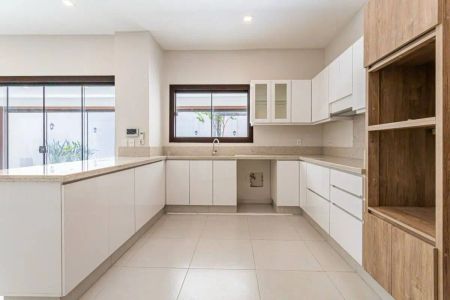 EN ALQUILER CASA DE 3 DORMITORIOS EN SUITE A ESTRENAR - BARRIO MBURUCUYA