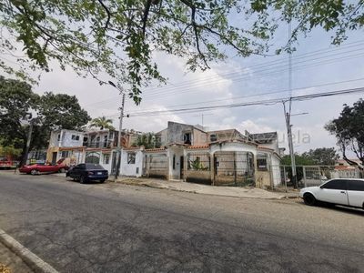 En La Esmeralda San Diego Casa en venta Dos Niveles 24-20422 ELOISA MEJIA