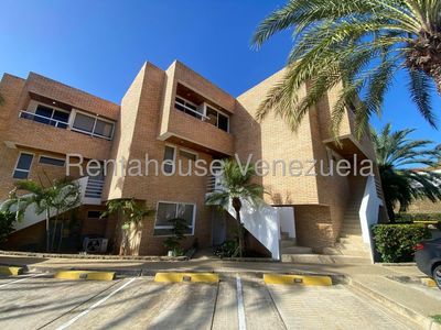 En Venta Bello Townhouse A Pasos Del Mar. Playa Moreno. Margarita.dmo