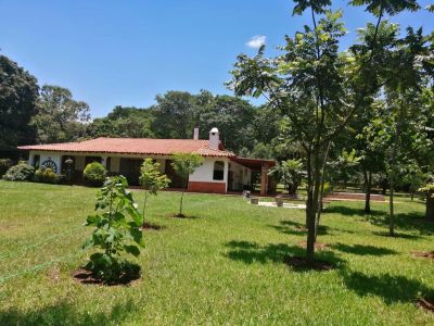 En venta Casa quinta de 3 Dormitorios en suite, en Atyra 