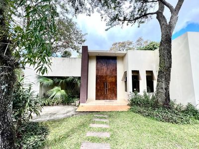 En Venta Casa Quinta de 5 Habitaciones en Planta Baja - Centro de San Bernardino V128