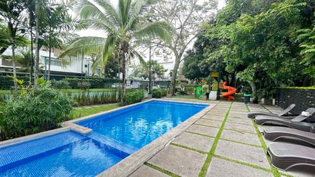 EN VENTA COMO INVERSION, Casa en Condominio Contemporáneo, de tres niveles.