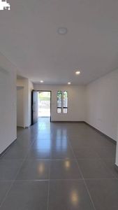 EN VENTA DUPLEX DE TRES DORMITORIOS ZONA LUQUE 1ER. BARRIO