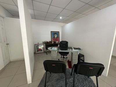 En venta edificio de tres pisos en Llorente de Tibás Foto 3 de 10