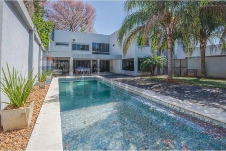 EN VENTA LUJOSA RESIDENCIA EN LAMBARÉ