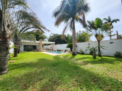 EN VENTA - MODERNA RESIDENCIA DE 4 DORMITORIOS Y AMPLIO JARDIN EN MBURUCUYA