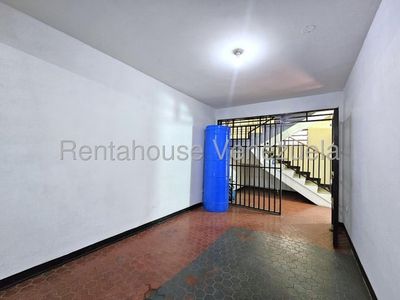 Erika Armeya Alquila, Local Ubicado En La Zona Centro Oeste De Barquisimeto. Flex: 25-15231