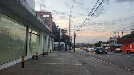 ESPACIOSO SALON COMERCIAL ZONA 4 MOJONES. SOBRE ACCESO ZUR. UNICO!!