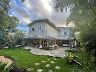 Espectacular casa en venta Altamira 24-8458