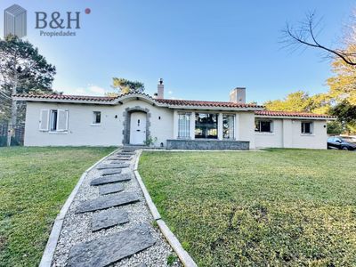 Espectacular Casa Moderna de 5 Dormitorios con Piscina Climatizada en Alquiler de Temporada