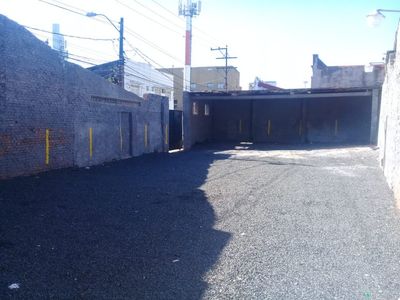 Estacionamiento p/ 9 vehículos, José Berges E/Brasil Y E.U.amurallado detrás del CCPA esq.
