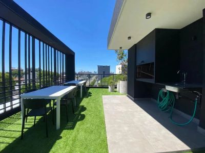 Estrene. Luminoso y Moderno Apartamento de 1 Dormitorio con Placard. Cocina Integrada con Anafe y Horno. Baño con Conexión para Lavarropas. Amenidades Premium: Barbacoas, Gimnasio, Solárium y Cowork.