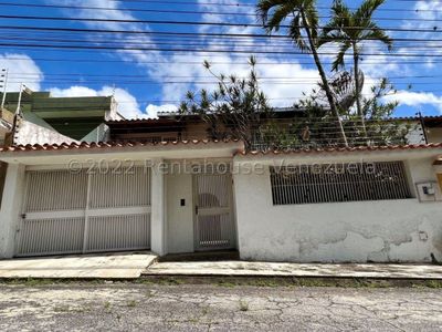 Estupenda Casa De 3 Niveles En Venta Ubicada En Urbanización Miranda 23-11308