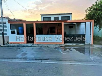Estupenda casa en venta en Urb. Villas del Centro, La Morita I (Cod. 25-12903)