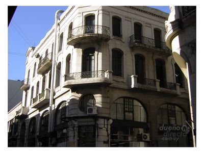 EXCELENTE Edificio de estilo ubicado en esquina a 80 ms. de la Catedral Metropolitana (Plaza Constitución) Área - 2.200 mc Destino- Comercios, oficinas, estudios profesionales, institución