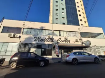 Excelente sala comercial comercial no Ed. Medical Center