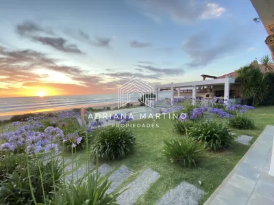 Exclusiva casa sobre la playa de Solanas. Excelentes vistas, piscina y parrillero con vista al mar.