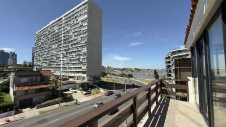 Exclusiva propiedad en Alquiler, 5 dormitorios y 3 baños + servicio completo, Puertito de Buceo