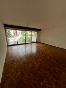 Exclusivo apartamento en Pocitos: 3 dormitorios, garaje doble y dependencia de servicio.