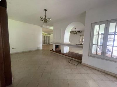 Gran Casa a 4 cuadras Shopping Sol esquina