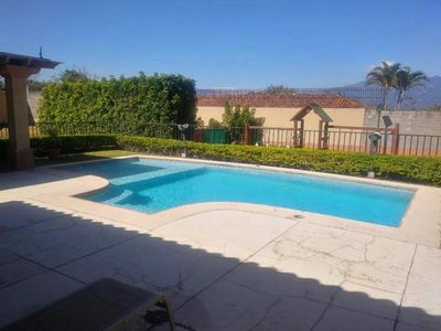 Guachipelin N, preciosa-amplia 360m2, 4 hab, 5 A/C, 4.5 baños, terraza, sala TV, amenidades.