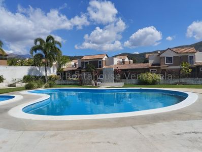 Hermon y Hamplio Townhouse en venta ubicado en Mañongo Naguanagua Carabobo Venezuela Cod 24-12612