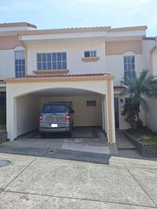  Hermosa Casa en Condominio en San Antonio de Belén (Recién Remodelada)